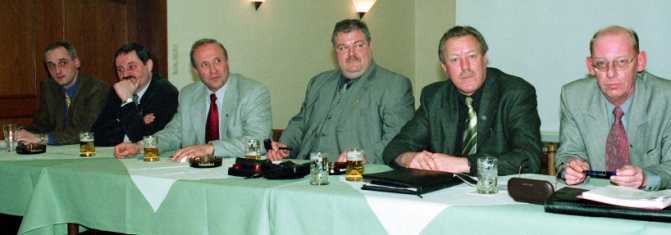 Die Hauptkommision des Sch�tzenvorstandes sowie Protokollf�hrer - Bild H. Menne (17 kB)